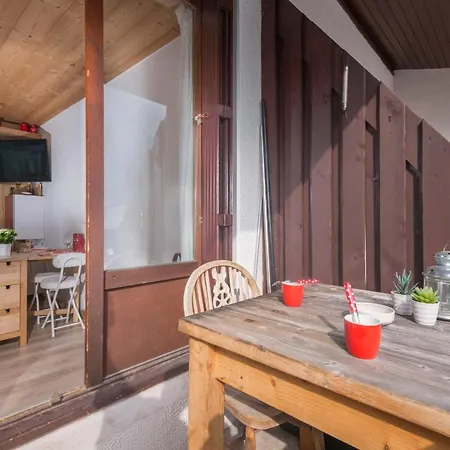 Sleeps 4 *